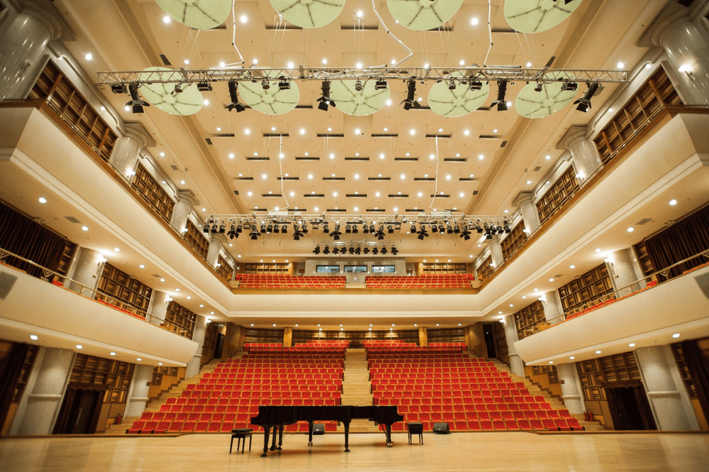 The grand entrance of the Hanoi Opera House’s first floor, featuring majestic columns (Source: Nhà Hát Lớn Hà Nội)